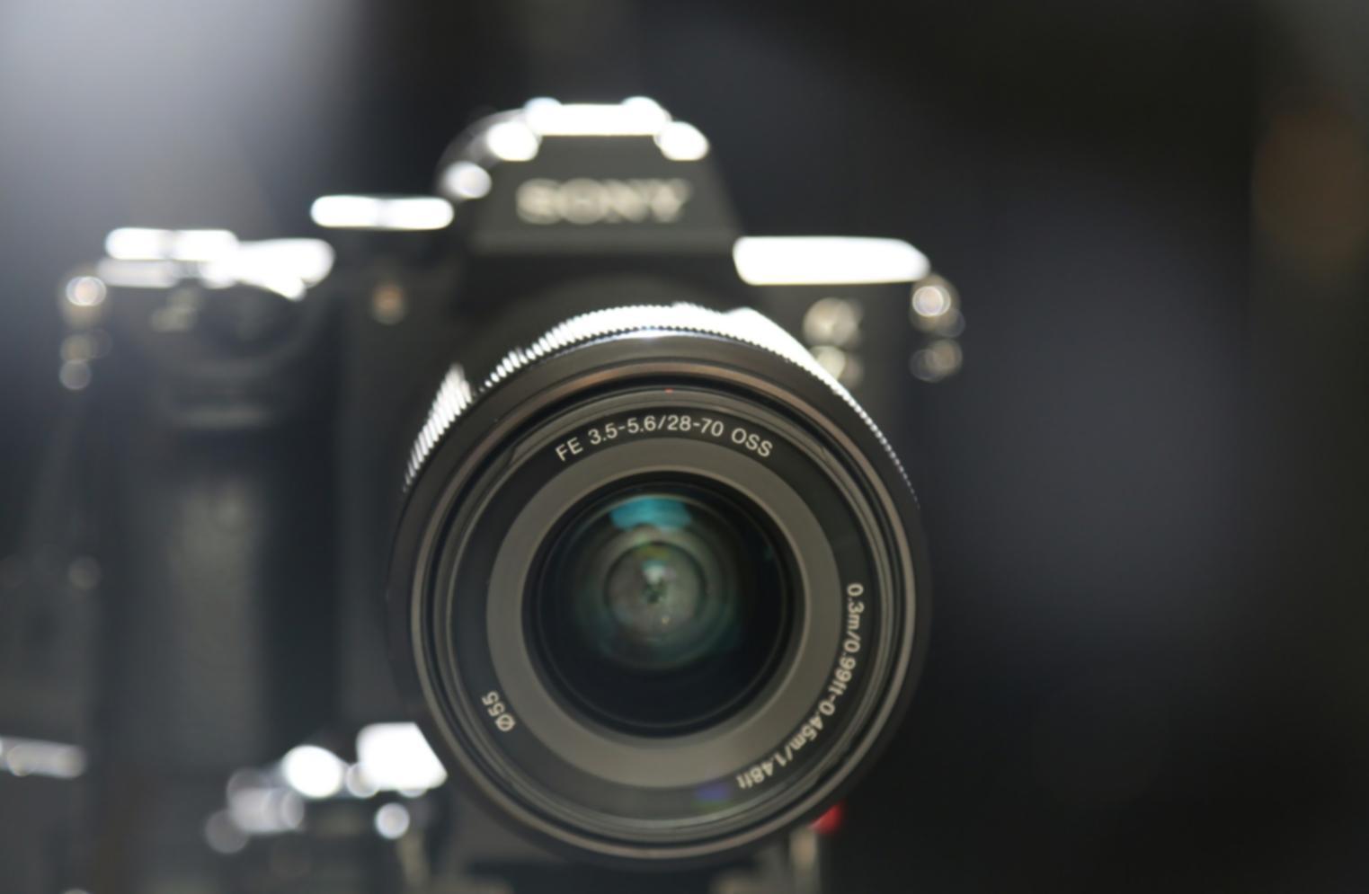 Studenti che lavorano su progetti di editing video in aula