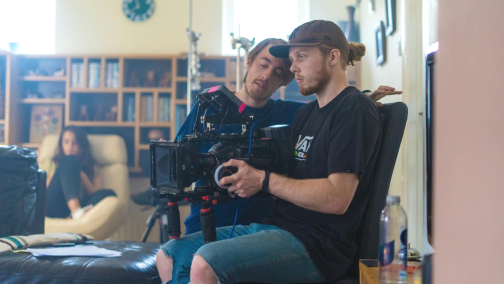 Studente che lavora su transizioni video avanzate